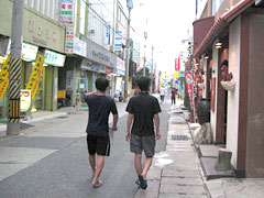 写真：宮古島の繁華街を歩く僕(左)と誰かさん(4)