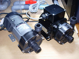 レイシーのRMD-551(左)と三相のPMD-641B2P（右）