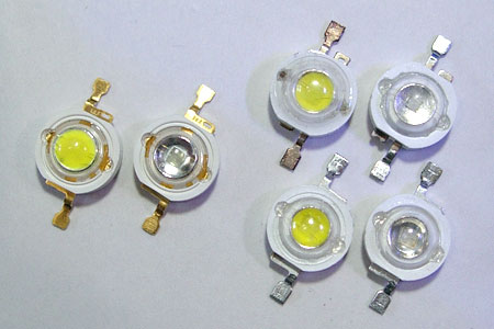 左はEdison社製LED素子、右は安価な三流LED素子